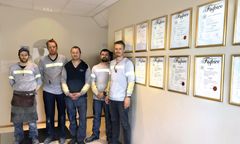 Nyansatte Christer Krogsæter, produksjonsmedarbeider Oddbjørn Almås, fagarbeider Uldis Karklins, produksjonssjef Dawid Bednarczyk og daglig leder Asbjørn Lunde satser på kompetansebygging i Pilkington Norge AS. Foto: Pilkington