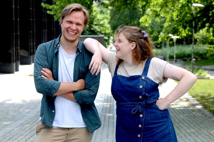 Programledere for UiOs nye podkast "Universitetsplassen" er Sondre Hølaas og Hedda Ovidia Stølen. De er begge studenter med bakgrunn fra Radio Nova. Foto: Vebjørn Løvås/UiO.