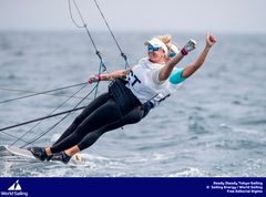 SØLV: Helene Næss og Marie Rønningen vant sølv i prøve-OL. Nå skal de forsøke å gjenta bedriften på samme regattabane i verdenscupen. (Foto: Sailing Energy)