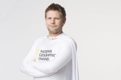 Programleder Håvard Lilleheie ble i mars 2015 skutt ut av en kanon iført kondomdrakt, kappe og hjelm. I forbindelse med den nye sesongen av «Science of Stupid» selger han kanonen på Finn.no. Foto: National Geographic Channel.