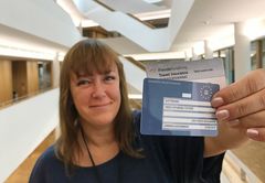 - Du trenger dette på europaferien! 900.000 nordmenn husket helfo-kortet i fjor. Heidi Tofterå Slettemoen i Frende.