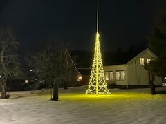 Mange har lyslenker som får flaggstangen til å se ut som et juletre når det er mørkt. Selv med høye strømpriser trenger ikke dette å koste skjorten. Foto: Fjordkraft