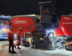 Asfalteringen av E6 Biri-Vingrom starter opp igjen etter "Hans", men nå starter arbeidet litt tidligere på kvelden. Foto: Morten Amund Holen, Statens vegvesen.