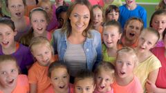 Fredag klokken 12.00 leder NRK Super an i dansen med et innslag fra Kongsvinger. Der synger Raylee «Dilla på» sammen med 1200 dansende barn fra lokale skoler og barnehager. (Foto: NRK)