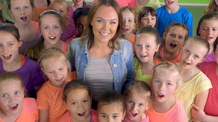 Fredag klokken 12.00 leder NRK Super an i dansen med et innslag fra Kongsvinger. Der synger Raylee «Dilla på» sammen med 1200 dansende barn fra lokale skoler og barnehager. (Foto: NRK)