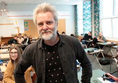 Samfunnsfag i praksis: Lærer Trond Finstad rapporterer om inspirerte elever som gjennomførte samfunnsfag i praksis med å lære om planprosess og medvirkning i Nye Veiers E39-prosjekt fra Mandal til Lyngdal. Elev Sigrun Hennestad Grisledal ses like bak Finstad.