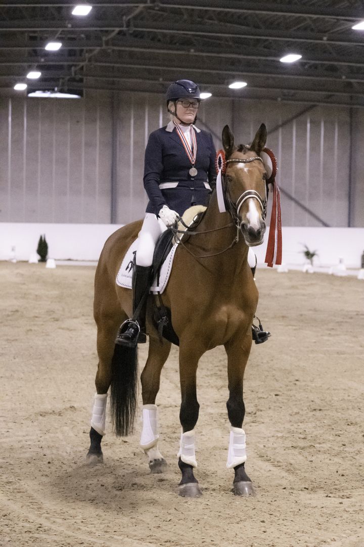 - Det har vært en fantastisk helg på alle måter, sier Inger Line Brath som vant sølv i paraklassen under HM dressur. Foto: Ann K Bratteng/Horsephoto.com