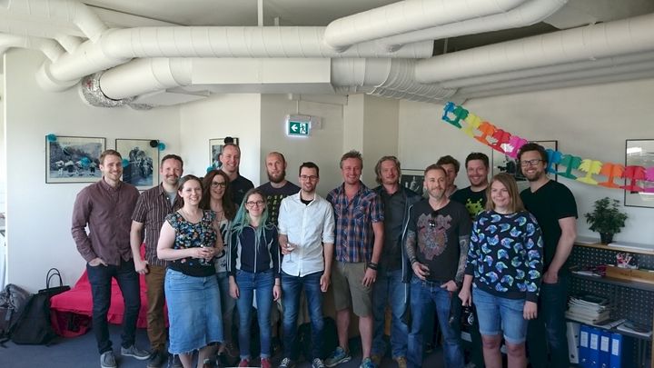 Denne fornøyde gjengen er plukket ut til å bli med på kompetanseprogrammet Spill ut i verden som skal bidra til økt eksport av norske dataspill. (Foto: Innovasjon Norge