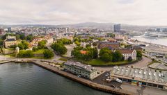 Du har kanskje ikke lagt merke til den lille, vestvendte porten i festningsmuren vis-à-vis Oslo Havns hovedkvarter, Skur 38? Går du inn porten og opp trappa kommer du til Festningsplassen. Foto: Motion Air/Oslo Havn.