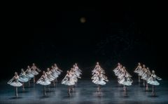 La Bayadère byr på storslåtte scenebilder og inneholder den berømte scenen The Kingdom of the Shades, med 65 dansere på scenen på én gang. Foto: Erik Berg