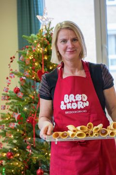 Daglig leder Torunn Nordbø i Opplysningskontoret for brød og korn merker seg at krumkaker er blant de mest populære julekakene å bake. Foto: Brodogkorn.no