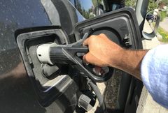 Å få installert hjemmelader kan være dyrt, men sikrer trygg og effektiv lading av elbilen. NAF mener kjøp og installasjon av hjemmelader bør fritas for moms, i likhet med elbilen. (Foto: NAF)