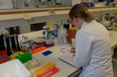 Hege Hovland gjør seg klar til en ny økt på laboratoriet. Foto: Eivind Torgersen/UiO