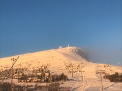 – Det er kjempefine forhold i bakken og vi kommer til å åpne flere nedfarter fortløpende, sier driftssjefen ved Thon Skeikampen Resort.