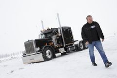 Kjell A. Sørlie er Bring-sjåfør i avdeling 20 på Kongshavn. Han kjører daglig Kongshavn - Coop i Ås. Han er bilentusiast og har gjort det meste selv på sin Scania R620. En amerikansk lastebil av merket Peterbilt 1983 modell har han stående i en låve hos en kamerat. Den har han også bygget opp selv.
