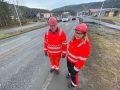 Byggeleiar Jørn Kristian Engebø og kontrollingeniør Andrea Holsen Horstad ved riksveg 5 ved Kaupanger. Foto: Lars Olve Hesjeda)