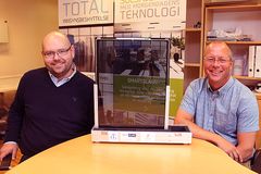 Rune Sætren (til v.), administrerende direktør i Nordvestvinduet AS og Leif Hogner, daglig leder i Smart Glass AS, står bak norskproduserte vinduer med EControl-glass.