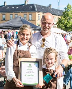 Iris og Eivind Aune fra Jentene på tunet da de vant pris på Matfestivalen i Trondheim. (Foto: Jentene på tunet)