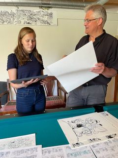 Den nye redaktøren Berit Marie i samtale med Donald-tegner Arild Midthun.