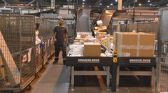 Den nye fellesterminalen i Drammen har fått et nytt og moderne pakkesorteringsanlegg. Det er levert av den nederlandske produsenten Vanderlande. (Foto: Nils Midtbøen)