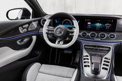 Nye Mercedes-AMG GT 4-dørs Coupé – oppgradert kjørekomfort og større individualiseringsmuligheter. Interiør i fargen Neva grey / Black.