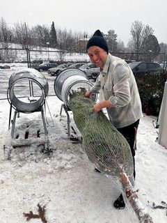 JULETRÆR: Juletreselger Eivind Tveten. FOTO: Grønt Punkt Norge