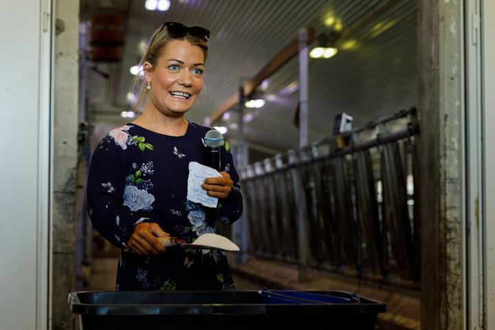 Billedtekst: Landbruks- og matminister Sandra Borch måler opp den første rasjonen av metanhemmere som skal brukes i fôret til  oksene som deltar i Norges første foringsforsøk på metanreduksjon. Foto: Thomas Jergel