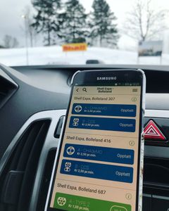 PLANLEGGING: Du kan kun betale via app, sms eller med ladebrikke - finn ut av hva som lønner seg for deg før du drar.