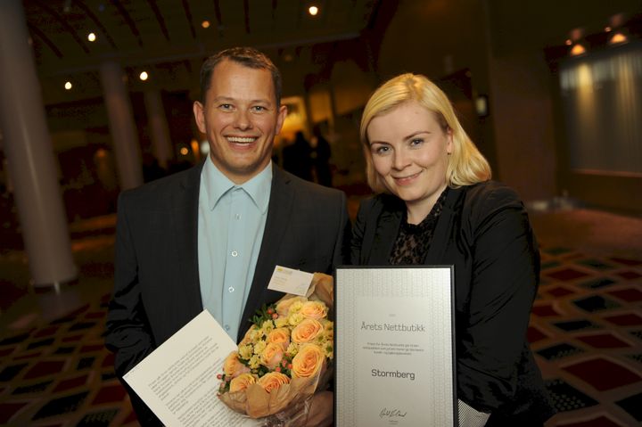 Eirek Gullvåg og Hege Nilsen Ekberg, representerte Stormberg under prisutdelingen. Foto: Birger Morken