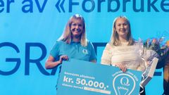 Innovasjonsdirektør i Q, Annette Waage Jung gratulerer Pia Berg med «Forbrukerprisen 2019» for idéen som førte til Skyr® Luftig.