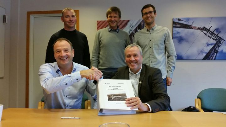 Fra signeringen tirsdag 18. oktober. Foran administrerende direktør Alf Vee Midtun (til venstre) og regiondirektør Anders Geirsta i Skanska. Bak fra venstre prosjektleder Knut Peder Voldset (fra venstre) i Rauma Energi AS, prosjektsjef Svenn Aage Bråtene i Skanska og prosjektleder Eirik Botnen i Skanska. Foto:Lars Smisethjell, Rauma Energi AS