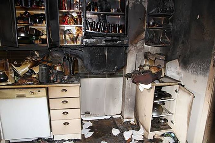 Dette kjøkkenet ble totalskadet etter brann som startet på en komfyr i Nordland. Totalt fikk boligen skader for mer enn to millioner kroner. Skadefoto: Frende Forsikring