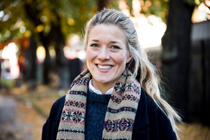 GLAD: Daglig leder hos JURK, Sara Eline Grønvold kaller Jenteprisen en klapp på skulderen til de utallige timene med frivillig arbeid som deres saksbehandlere legger ned for å hjelpe jenter og kvinner. FOTO: Plan International Norge/Anna Kvarberg Ekre