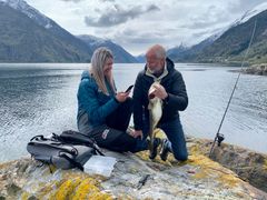 Ved hjelp av kunstig intelligens og kameraet på mobiltelefonen din, kan FiskHer fortelle deg hva slags fisk du har fått.