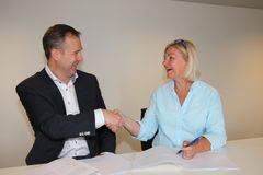 Direktør Eli Grimsby fra KID signerte i dag kontrakt med Håkon Elvevoll, daglig leder i S-Bygg. Kontrakten er en totalentreprise på Lambertseter flerbrukshall. Foto: Kultur- og idrettsbygg Oslo KF.