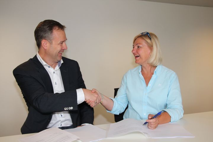 Direktør Eli Grimsby fra KID signerte i dag kontrakt med Håkon Elvevoll, daglig leder i S-Bygg. Kontrakten er en totalentreprise på Lambertseter flerbrukshall. Foto: Kultur- og idrettsbygg Oslo KF.