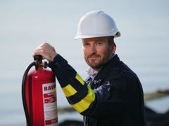 Branningeniør Anders R. Ellingbø i If oppfordrer alle til å sjekke brannslokkeren hjemme, nå i Brannvernuka. (Foto: If)