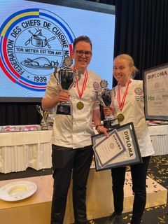 GULL: Nils Flatmark og Tonje Svee viser frem premiene