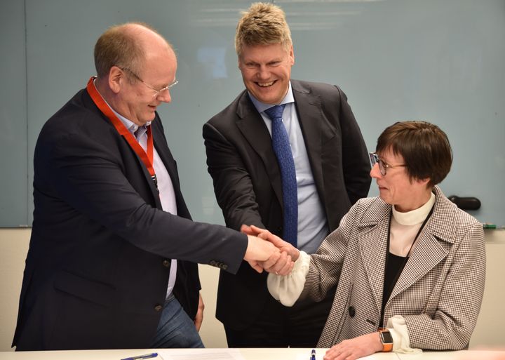 ABB og Arundo Analytics inngår samarbeid om skybaserte, virtuelle multifasemålere for olje- og gassindustrien. Her signerer leder i Arundo, Tor Jakob Ramsøy (t.v.), avtalen med Per Erik Holsten og Borghild Lunde, henholdsvis leder for ABBs globale og nasjonale olje- og gassvirksomhet.