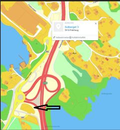 Ny terminal blir der som dagens parkering er, merkt med svart pil på biletet. Mellombels parkering blir på Solberget 3. Kartgrunnlag frå gulesider.no