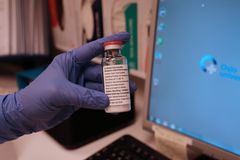 ”For Clinical Trial Use Only” - Remdesivir som pulver i hetteglass. Denne medisinen skal brukes på intensivpasienter innlagt ved OUS Rikshospitalet og som inngår i WHO-studien. Foto Anders Bayer/OUS