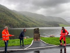 Lund-ordfører Magnhild Eia klipper snoren. Stein Jonny Nevland fra Mesta til venstre, Oddvar Ollestad fra Statens vegvesen til høyre. Foto: Camilla Øverland Skoland, Lund kommune