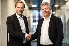 Sverre Helno (57) blir ny administrerende direktør for Møller Mobility Groups samlede forhandlervirksomhet, Møller Bil, i Norge, Sverige og Baltikum. Her med konsernsjef Petter Hellman (tv).