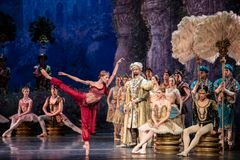 Nasjonalballetten danser Natalia Makarovas versjon av klassikeren La Bayadère med premiere 22. mars. Bildet er fra produksjonen i 2019. Foto: Erik Berg