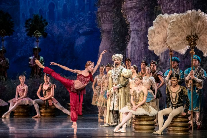 Nasjonalballetten danser Natalia Makarovas versjon av klassikeren La Bayadère med premiere 22. mars. Bildet er fra produksjonen i 2019. Foto: Erik Berg