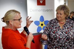 Generalsekretær i Nasjonalforeningen for folkehelsen, Lisbet Rugtvedt, overrekker Statsministeren en forglemmegei-pin, som markerer at hun har blitt Norges første Demensvenn. foto: Paal Audestad
