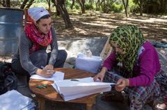 Irene Teixidor-Toneu med en av Amazigh-berberne som bidro til hennes grundige studie av plantebruk i Høy-Atlas. Foto: Irene Teixidor-Toneu