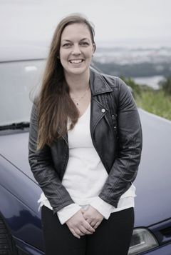 Camilla Kvamen fra Haugesund er frivillig ved Sveio frivilligsentral og hjelper til med øvelseskjøring. Foto: Tangrystan