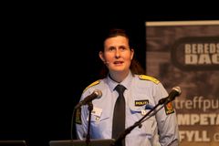 Visepolitimester Rita Kilvær pekte på at alle har et ansvar for å få det beste ut av synergiene rundt den nye politireformen, med nye distrikter. Brann og redning har mye større tilstedeværelse i et lokalsamfunn enn hva politiet noen gang vil få. Det er viktig at å vite om vår mulighet til tilgjengelighet sammenliknet med andre beredskapsaktører. Vi blir mer spesialisert, mer for folk flest. Her har vi også prioritert vold mot barn, framfor vinningskriminalitet, sier Kilvær - men legger til hvordan det nå jobbes nytt og teknologisk slik at også sistnevnte kategori kriminalitet blir ivaretatt.