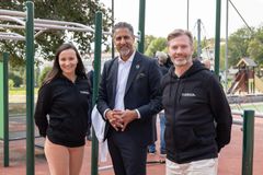Kultur- og likestillingsminister Abid Q. Raja la fredag frem den nye idrettsstrategien i Iladalen i Oslo. Nabolaget hvor han selv vokste opp og jobbet for et aktivitetstilbud som ung. Her sammen med daglig leder i Tverga,Lisa Mari Watsonog styreleder i Tverga, Petter Hatlem. Foto: June Witzøe